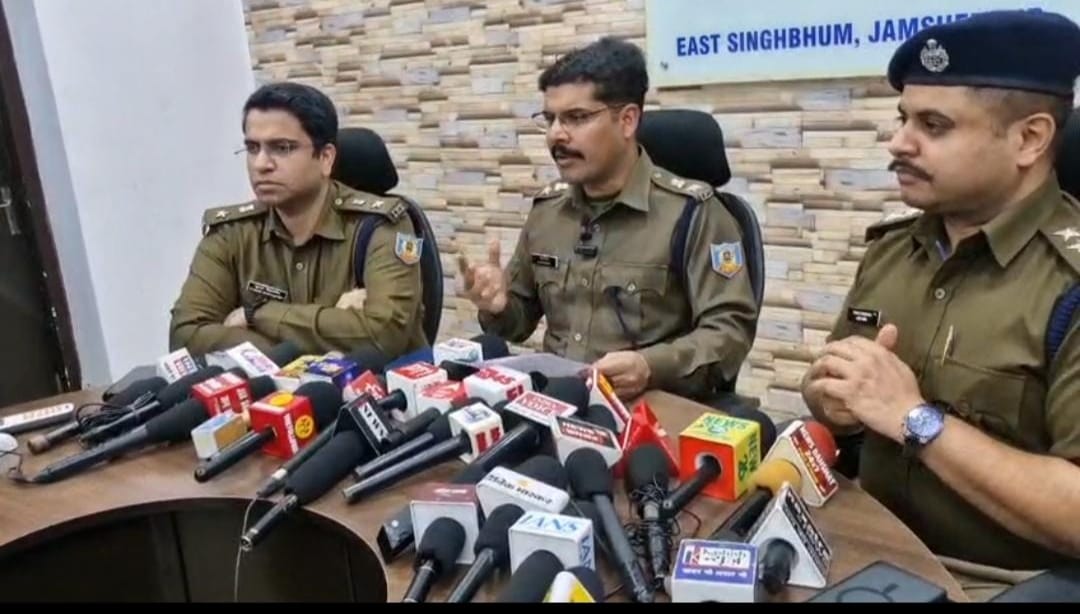 प्रेस कॉन्फ्रेंस करते एसएसपी