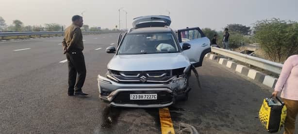 पुर्वाचल एक्सप्रेसवे पर दुर्घटना के बाद क्षतिग्रस्त कार ।संवाद