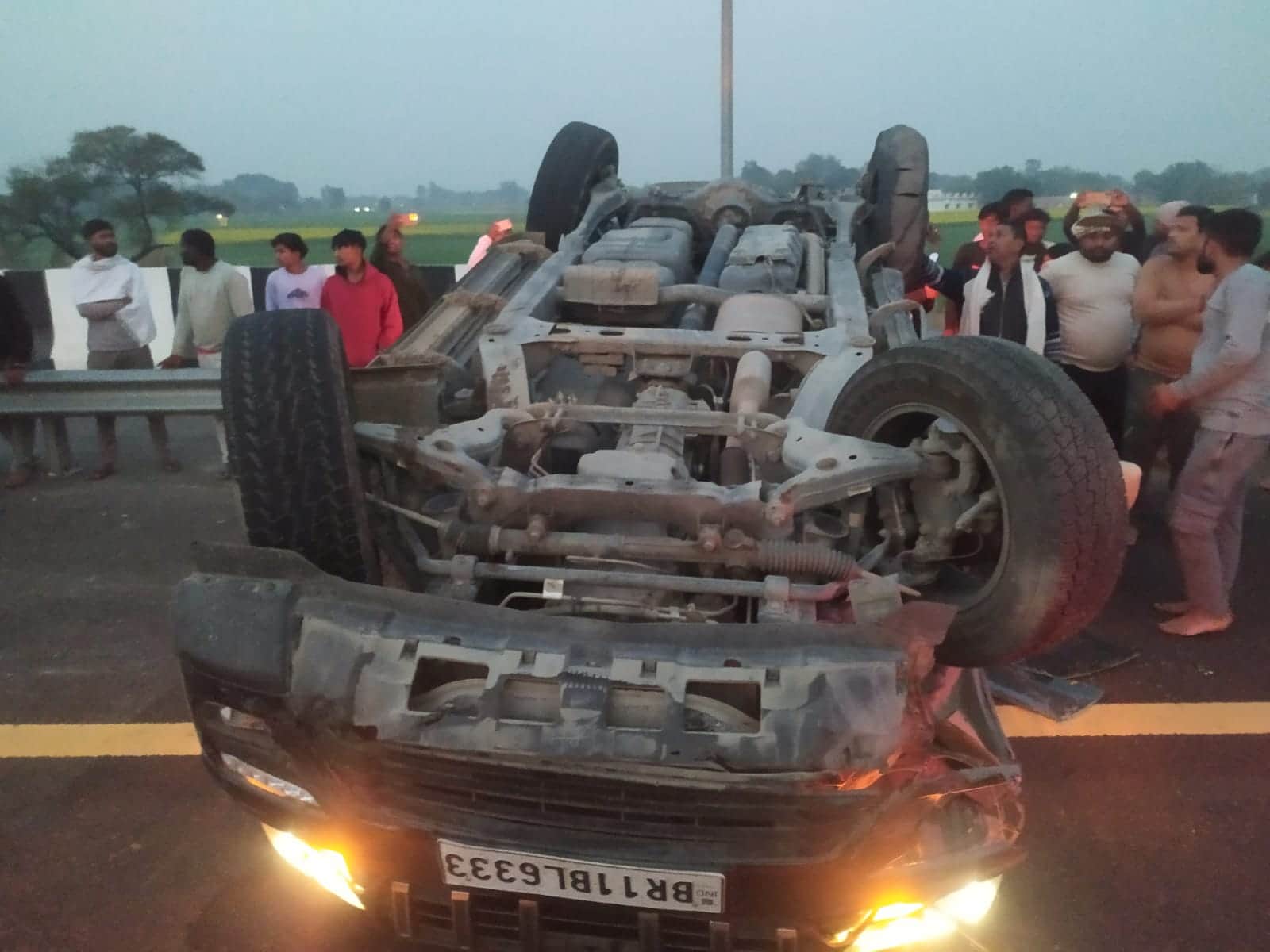 पूर्वांचल एक्सप्रेसवे पर दुर्घटना के बाद पलटी गाड़ी