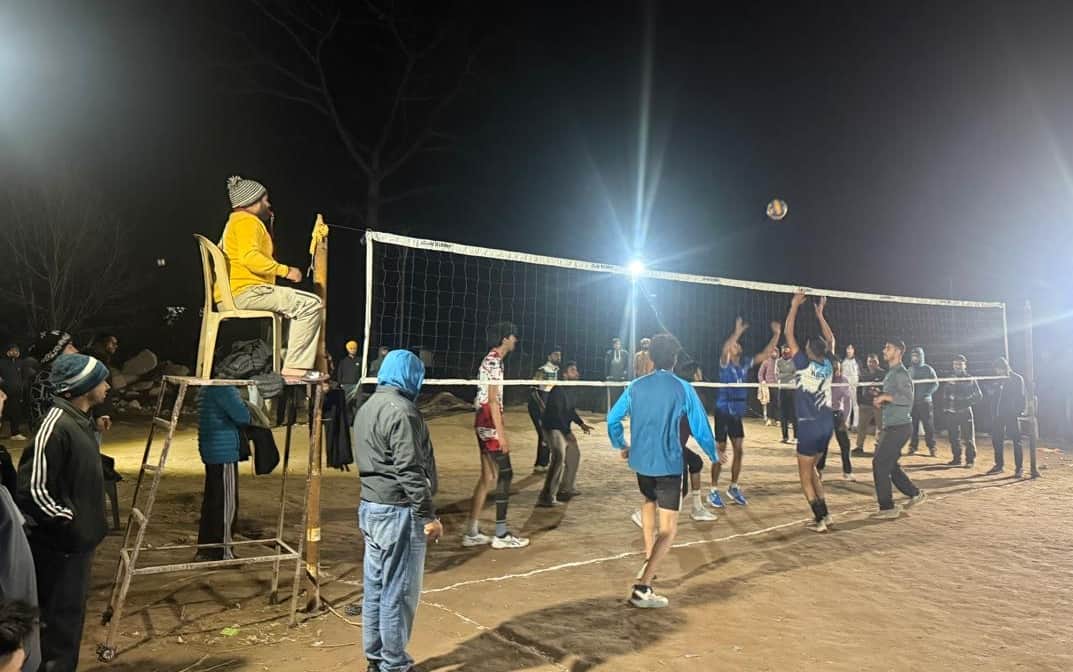 पासू में वॉलीबाल प्रतियोगिता के दौरान दम दिखाते खिलाड़ी। -संवाद