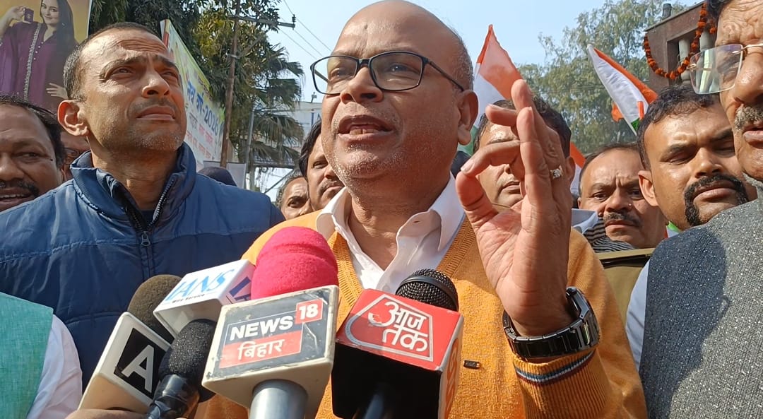 पत्रकारों से बात करते कांग्रेस प्रदेश अध्यक्ष राजेश राम
