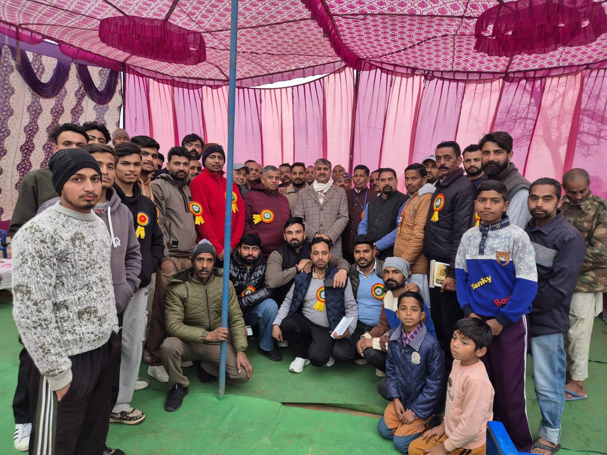 राजल में विजेता-उपविजेता टीमों के साथ विधायक पवन काजल और अन्य। -स्रोत: आयोजक