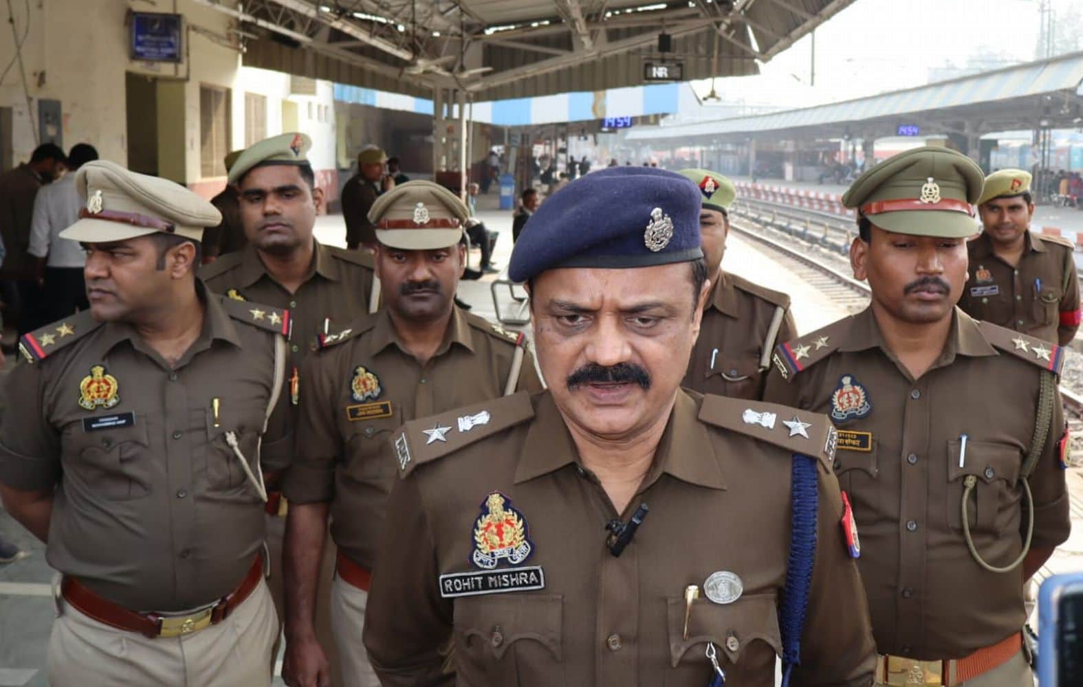 रेलवे स्टेशन पर प्लेटफार्म का निरीक्षण करते एसपी रेलवे। स्रोत-रेलवे