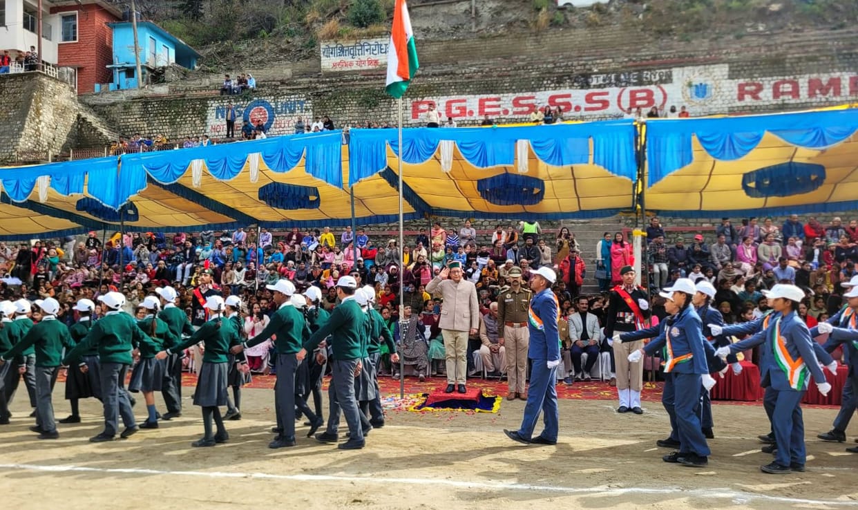 SDM Harsh Amarendra Singh hoisted the national flag in Rampur
