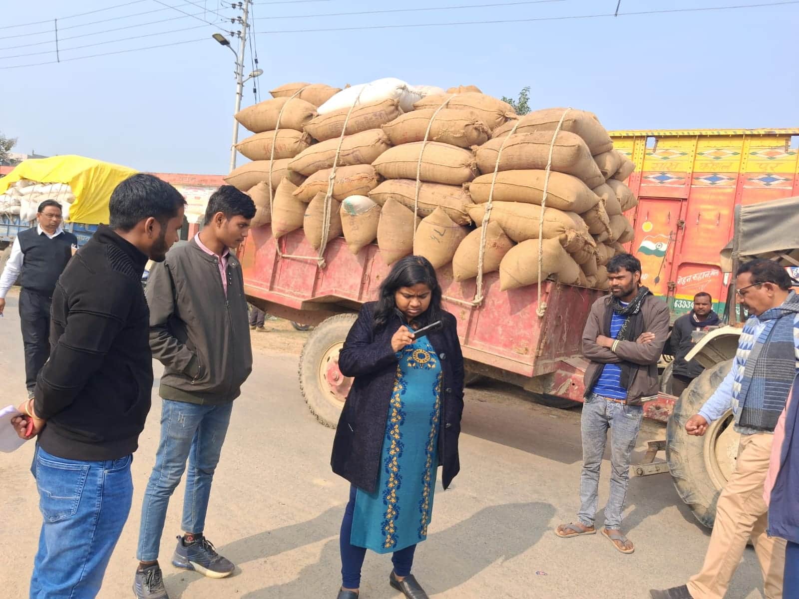 सिझौली मंडी परिसर में धान खरीद में बिचौलियों की भूमिका की जांच करतीं एडीएम ज्योत्सना बंधु व अन्