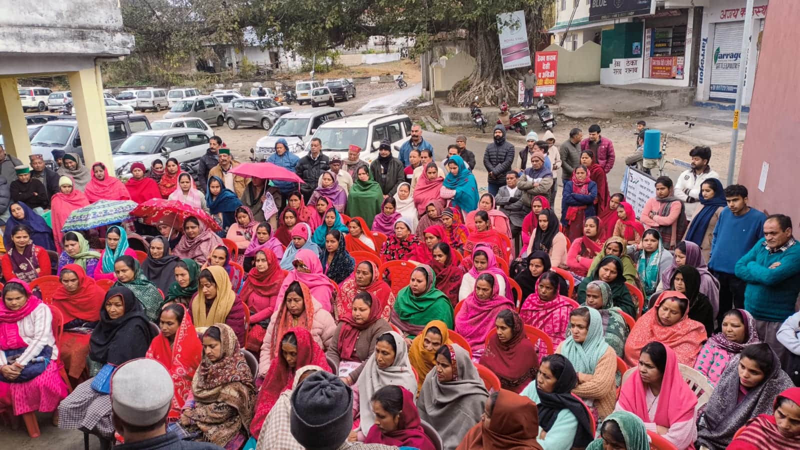 सुलह में मनरेगा क नाम बदलने के विरोध में रैली में महिलाएं और कांग्रेस नेता। -स्रोत : पार्टी