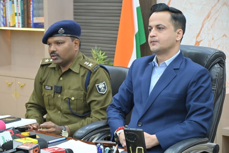 समृद्धि यात्रा: DM आनंद और SP योगेंद्र ने किया संवाद, दरभंगा समाहरणालय में दी विकास योजनाओं की विस्तृत जानकारी