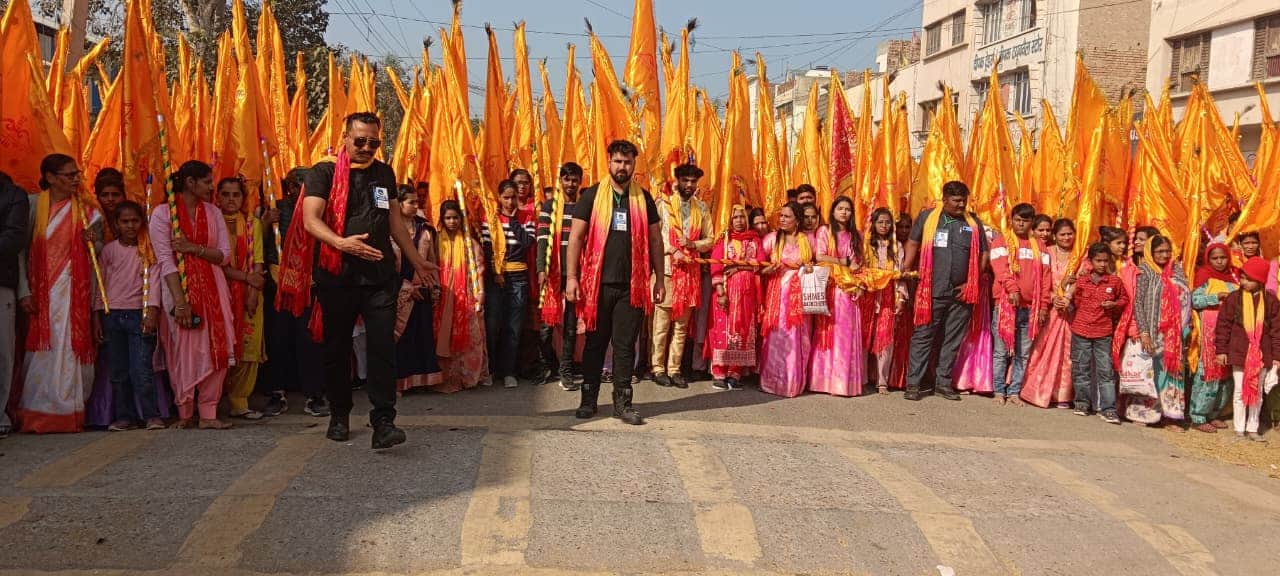 सिरसा।श्याम महोत्सव के दौरान शहर में शोभायात्रा के दौरान निशान उठाए हुए श्रद्धालु।