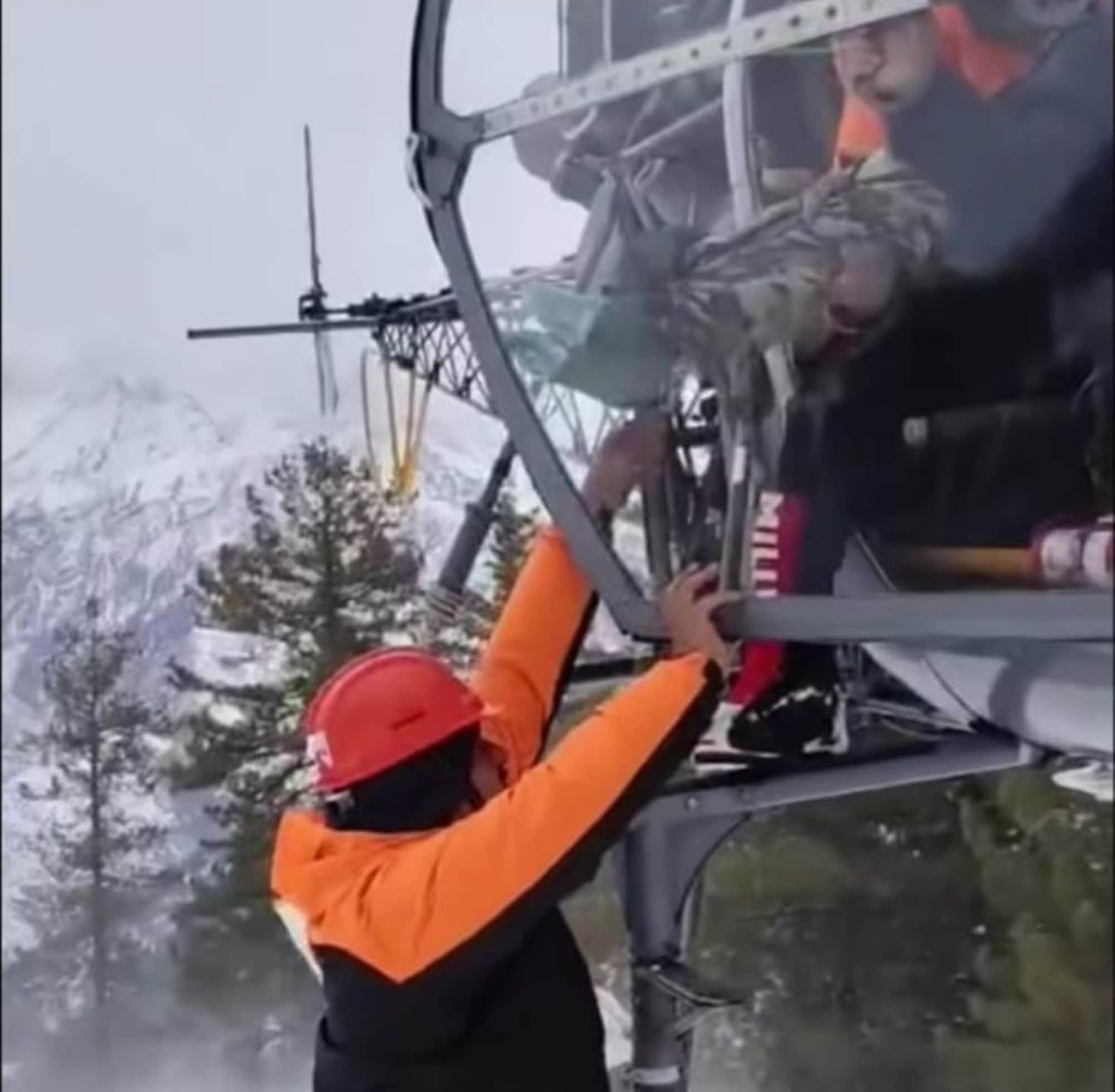 शव को हेलिकॉप्टर में रखती रेस्क्यू टीम।स्रोत विडियो ग्रैब