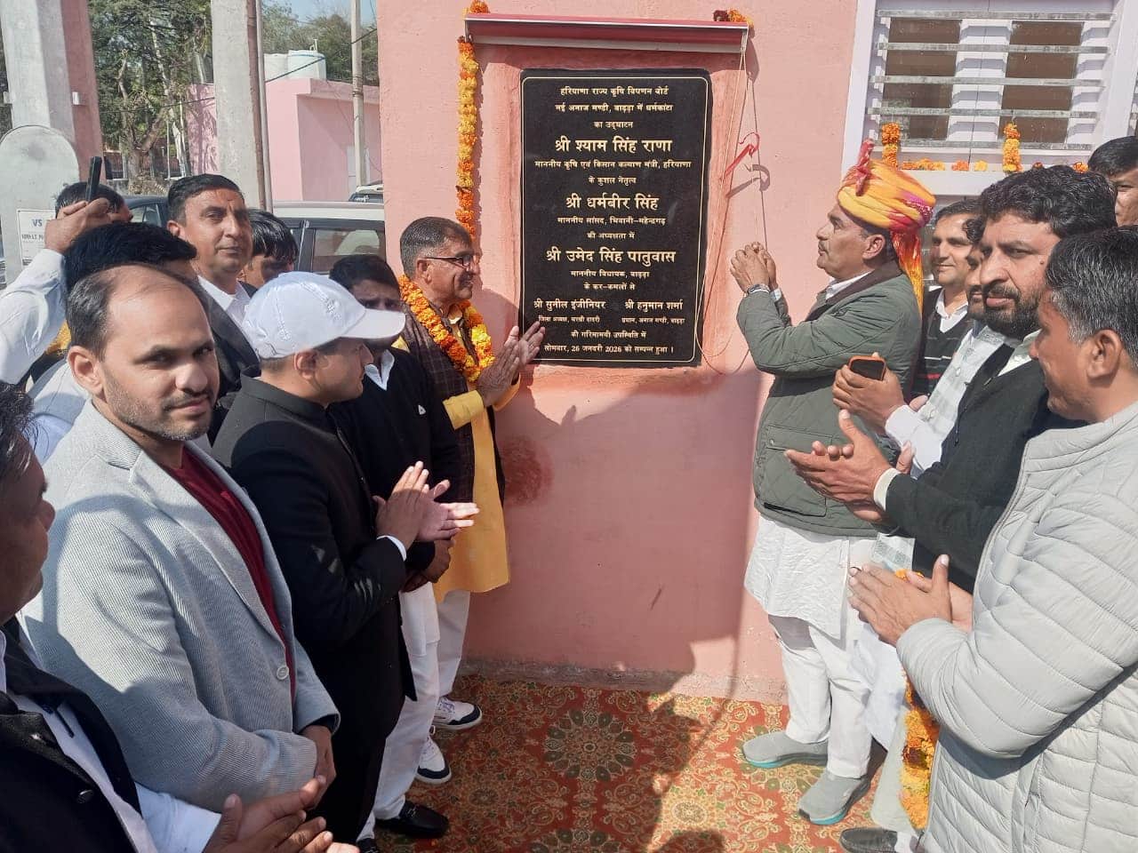 दादरी के बाढड़ा अनाज मंडी में धर्मकांटे का उद्घाटन करते हुए विधायक उमेद। विज्ञप्ति