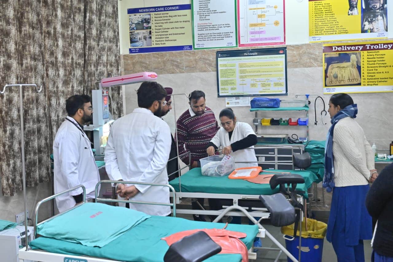 दादरी के झोझू कलां सीएचसी का दौरा करते टीम के सदस्य। संवाद