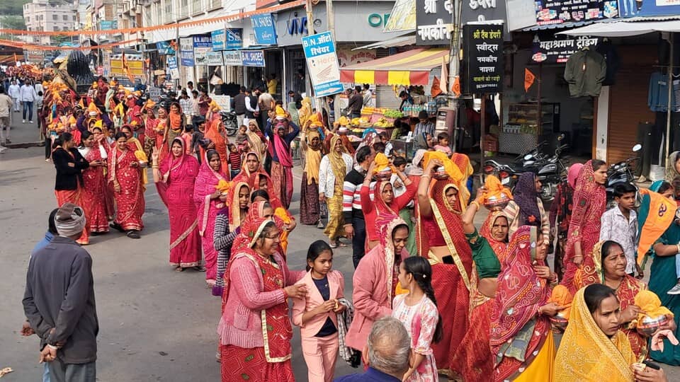 विराट हिंदू सम्मेलन के पहले शहर में निकली विशाल कलश यात्रा - फोटो - अमर उजाला