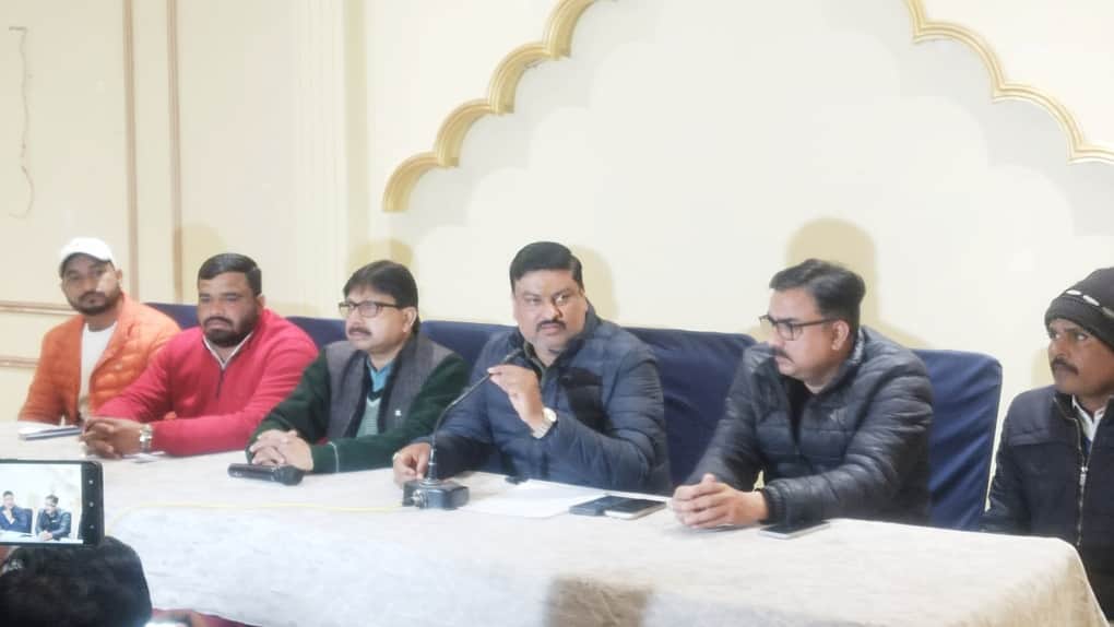 1-सिविल लाइन स्थित होटल में पत्रकारों से वार्ता करते पूर्व मंत्री तेज नारायण पांडे।-संवाद