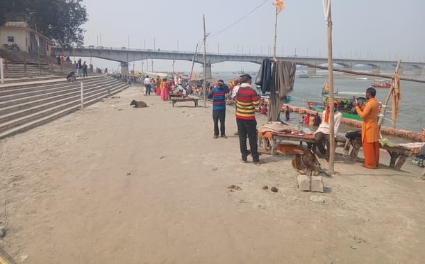 The water level of Saryu decreased, banks started appearing on the ghats
