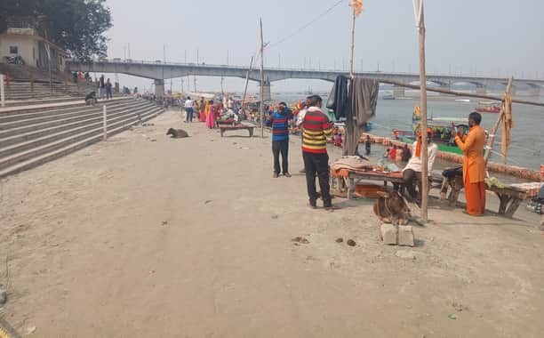 13- जलस्तर घटने से संत तुलसीदास घाट पर दिख रहा पाट- संवाद