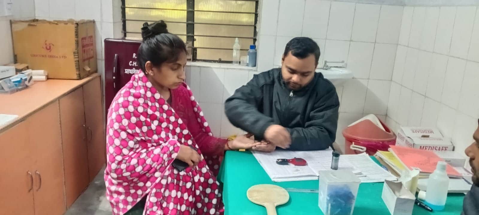 25-सुबह 10:17 बजे पीएचसी शांतिपुर में मरीज की खून जांच करते लैबकर्मी।-संवाद