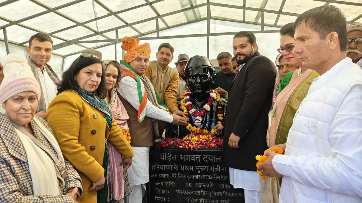 The mayor hoisted the tricolor flag and took the salute at the parade.
