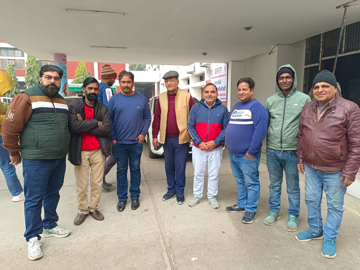 Business has been at a standstill for shopkeepers on Barfkhana Road for a month; the shopkeepers met with the Deputy Commissioner.