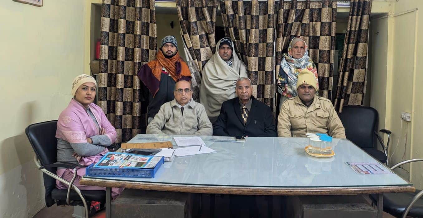 28जेएनडी04: दोनों पक्षों का समझौता करवाते हुए सीएलजी के सदस्य। स्रोत : सीएलजी