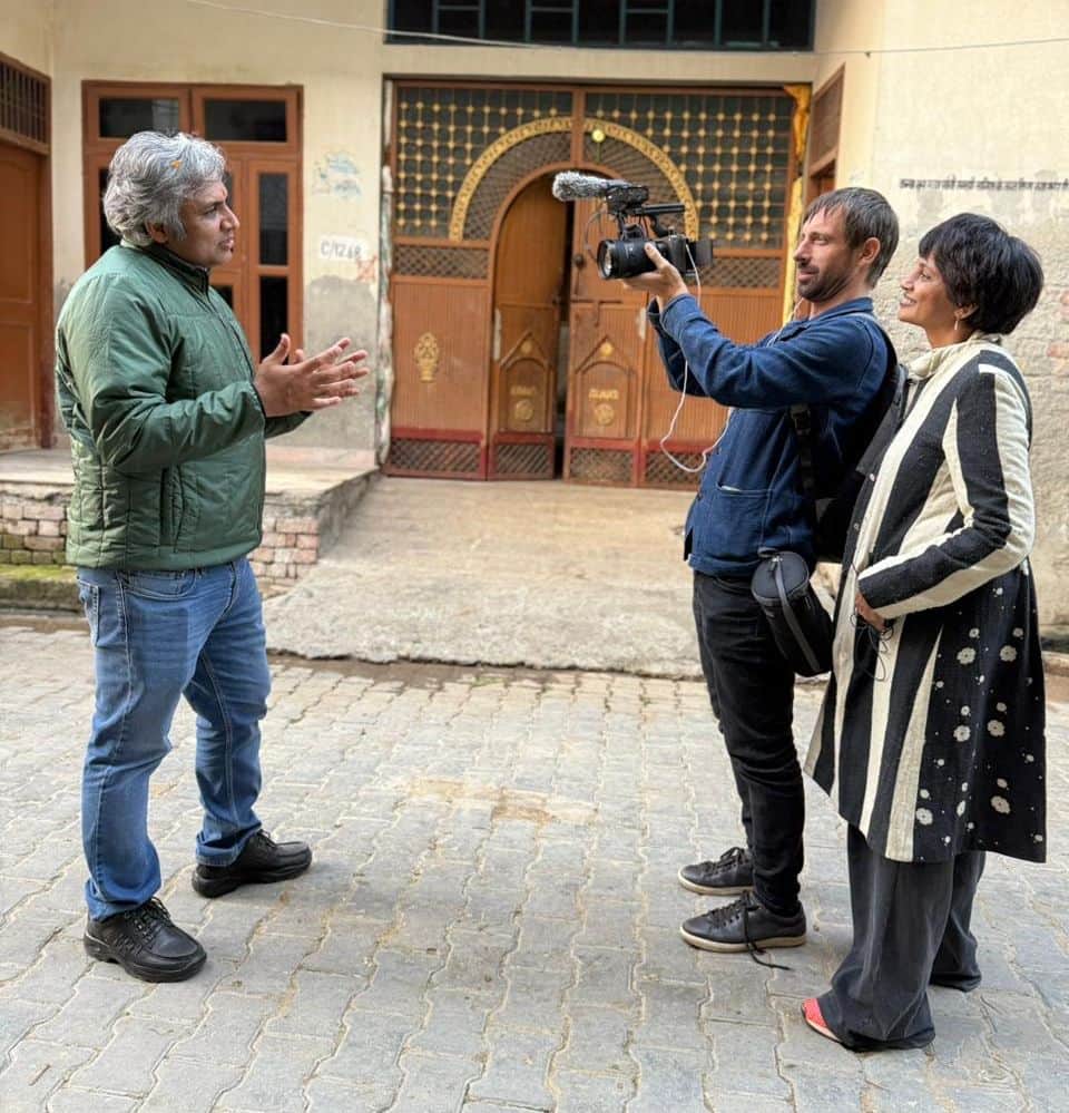 28जेएनडी05: सुनील जागलान पर डाक्यूमेंट्री बनाते हुए। स्रोत : ग्रामीण