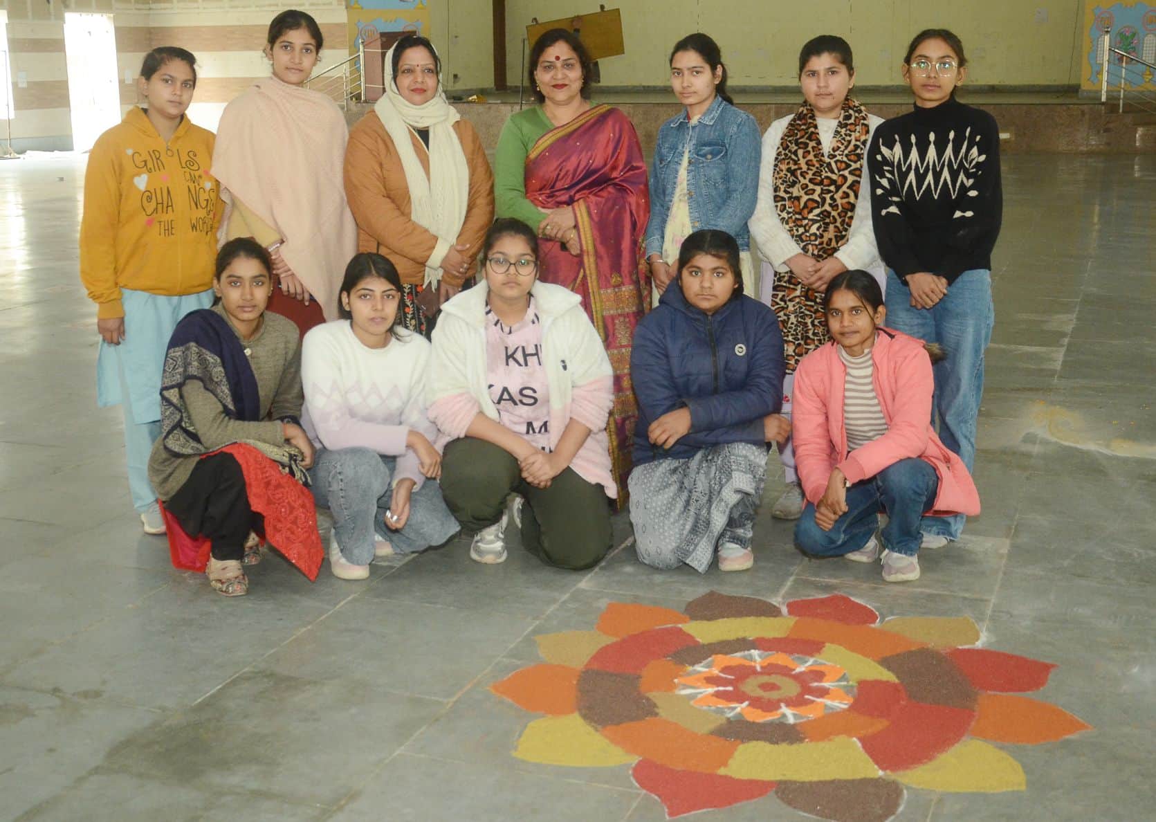 28जेएनडी07: राष्ट्रीय मतदाता दिवस पर कॉलेज की छात्राओं द्वारा बनाई गई रंगोली को दिखाते हुए। स्र