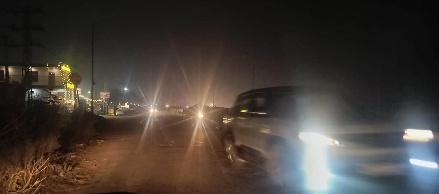 28जेएनडी09: रात के समय बस स्टैंड से गोहाना रोड की तरफ सर्विस लेन पर गलत दिशा में जाते वाहन। संव