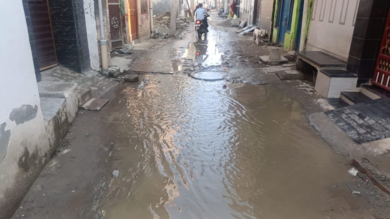 Dirty water is flowing in front of houses in the Khatik settlement, causing problems for the residents.