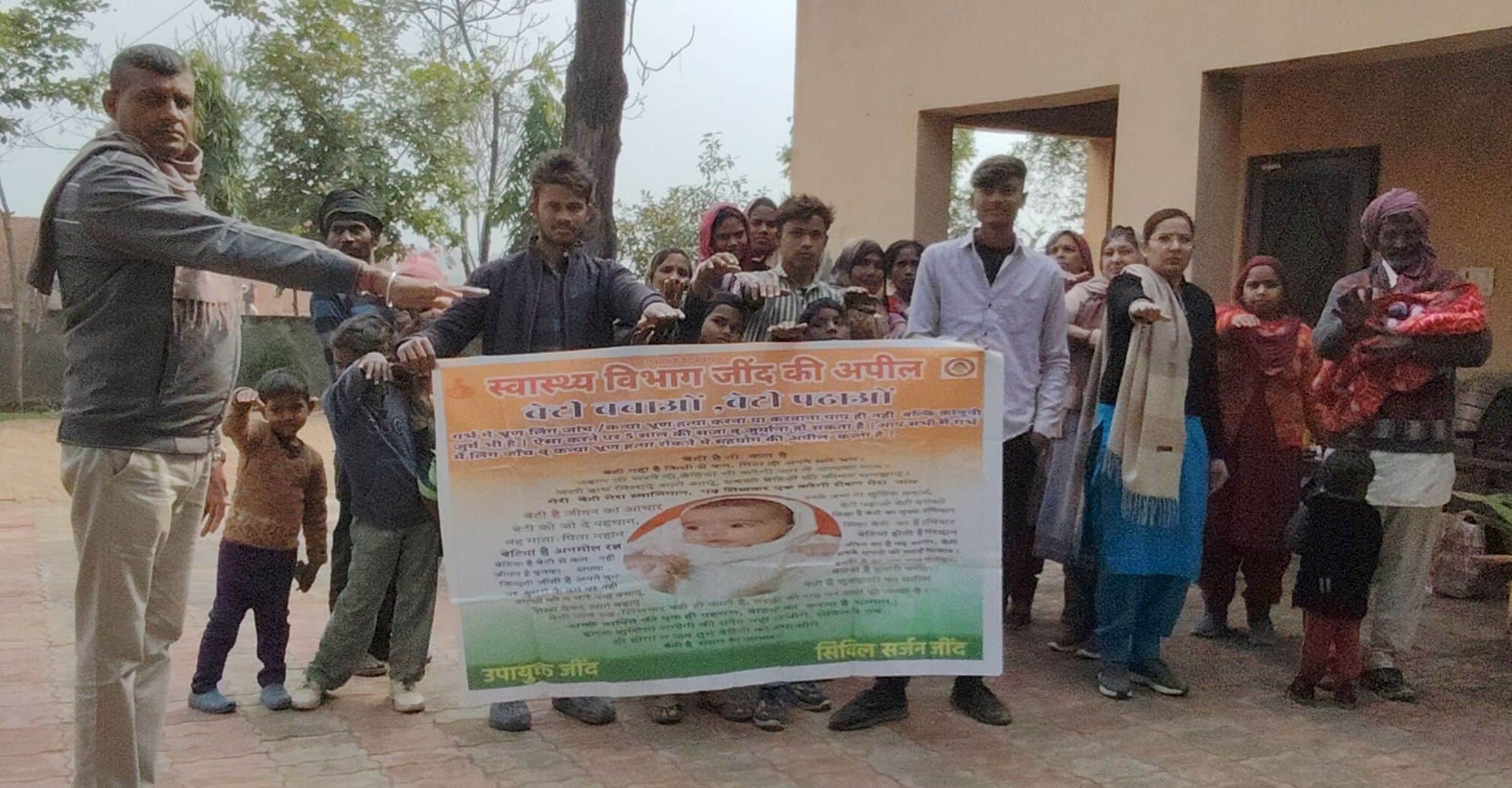 28जेएनडी12-ईंट भट्ठे पर बेटी बचाओ बेटी पढ़ाओ की शपथ दिलाते हुए स्वास्थ्यकर्मी। स्रोत कर्मचारी