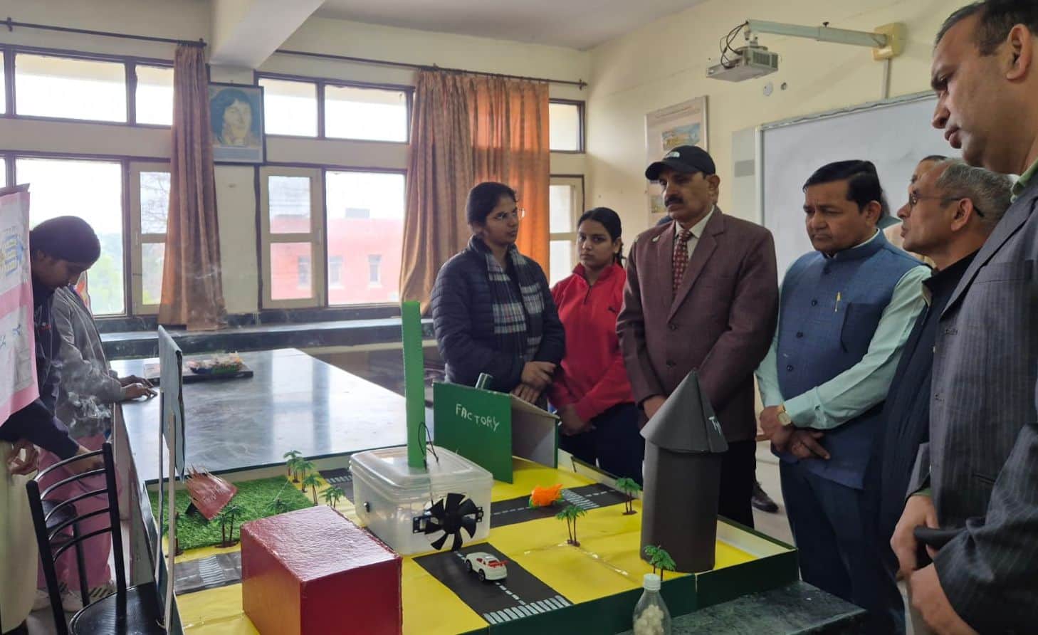 28जेएनडी18-राजकीय महिला महाविद्यालय में प्रदर्शनी का अवलोकन करते प्राचार्य डॉ. जयनारायण गहलोत। 