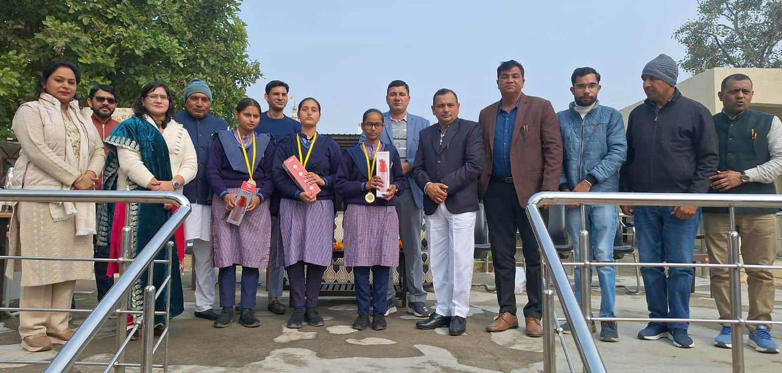 28जेएनडी33- पीएमश्री कन्या स्कूल में विजेता छात्राओं को सम्मानित करते हुए खंड शिक्षा अधिकारी 