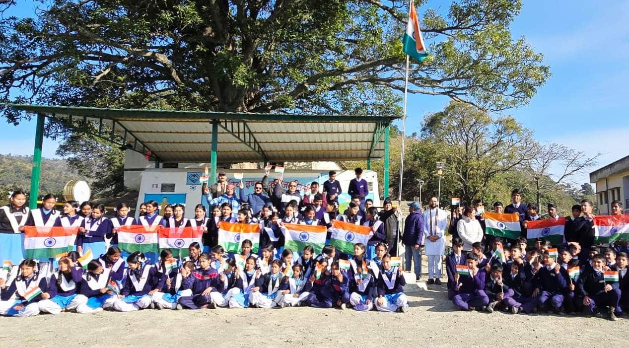 3- राजकीय इंटर कॉलेज दिउली में ध्वजारोहण के दौरान मौजूद छात्र छात्राएं और शिक्षकगण।स्रोत-विद्या