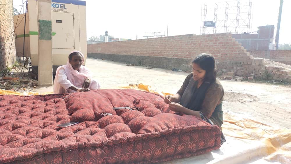 33- - महोबरा बाजार में गद्दे की सिलाई करती मां और बेटी- संवाद