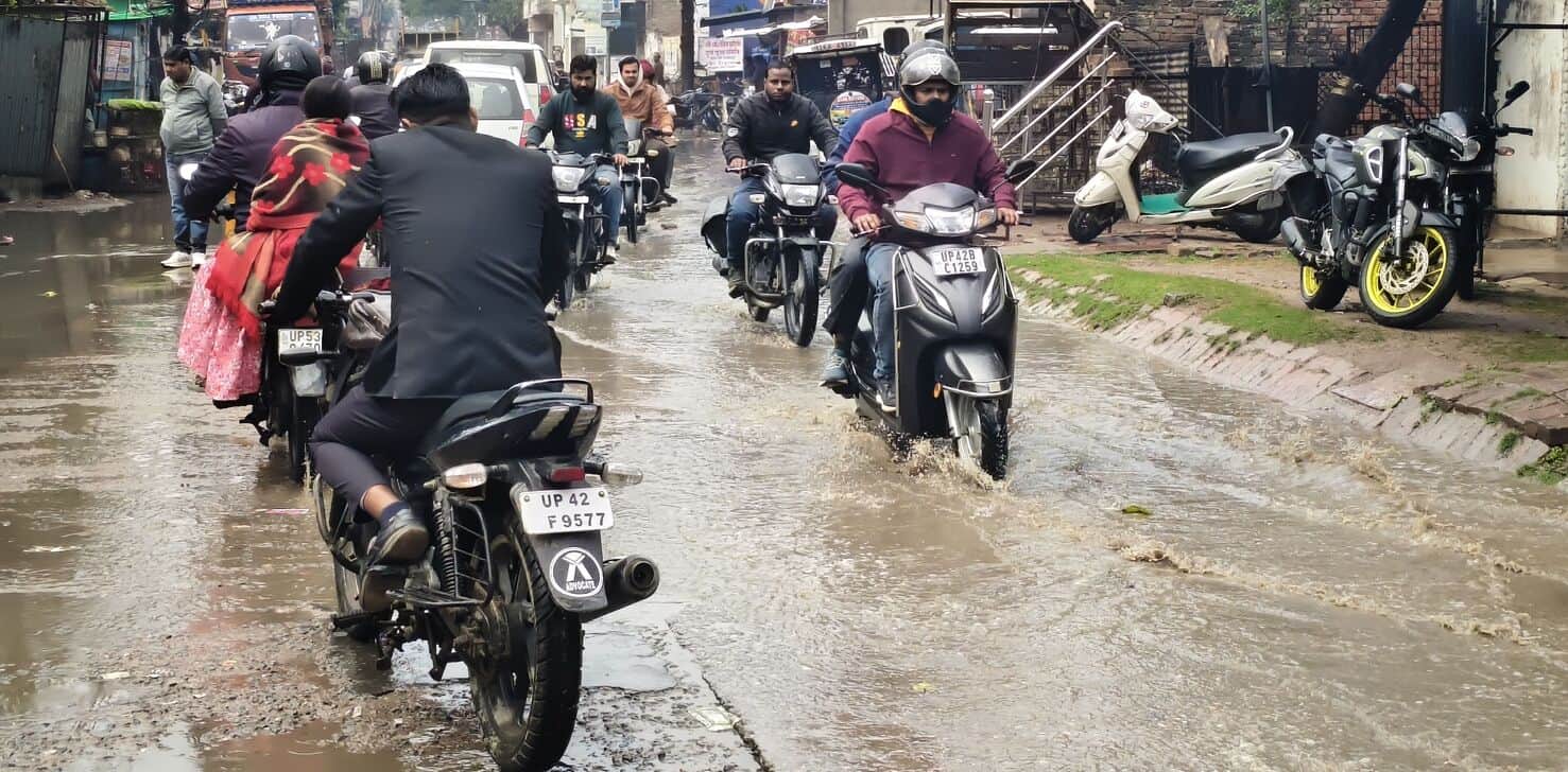 45-वजीरगंज में बारिश के बाद हुए जलभराव के बीच से होकर गुजरते वाहन।-संवाद