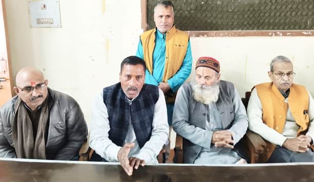 7-प्रेस क्लब में पत्रकारों से वार्ता करते चाणक्य परिषद के जिला अध्यक्ष सत्यदेव मिश्रा।-संवाद