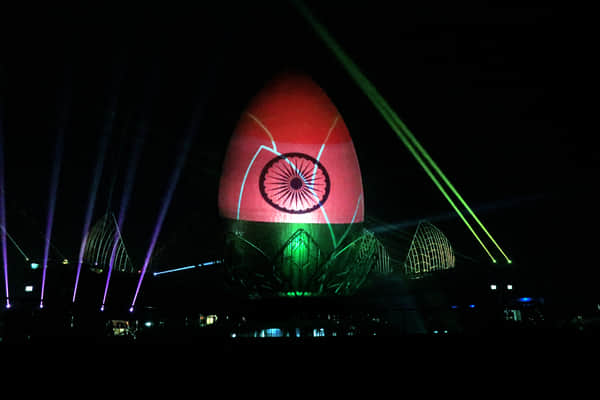 77वें गणतंत्र दिवस पर रंग बिरंगी लाइट से जगमग अंबाला छावनी का शहीदी स्मारक। फोटो: संदीप कुमार