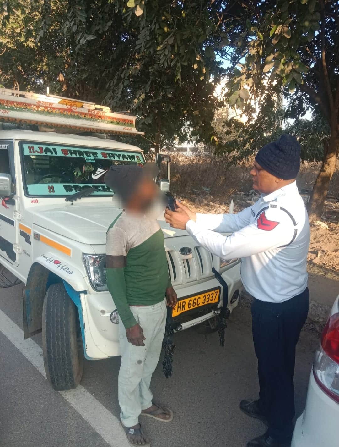 अभियान के दौरान जांच करती पुलिस टीम। स्रोत : पुलिस