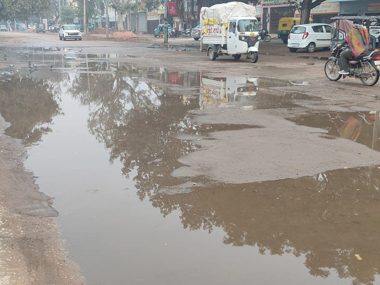 Rain and strong winds increased the cold, waterlogging slowed down the speed of vehicles.