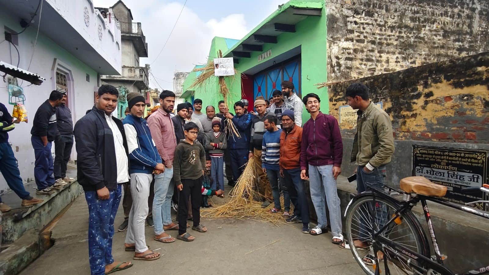 अनूपशहर क्षेत्र के गांव डूंगरा जोगी में यूजीसी के विरोध में पुतला दहन की तैयारी करते छात्र और य