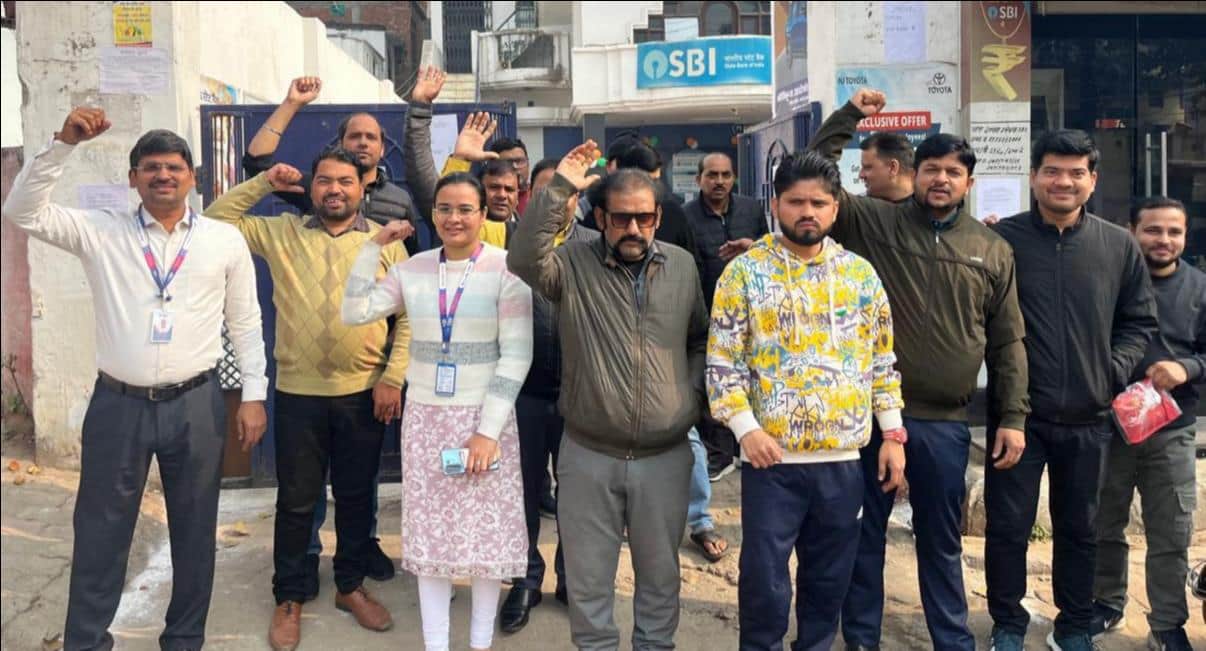 अपनी मांगों को लेकर प्रदर्शन करते बैंक कर्मी। संवाद