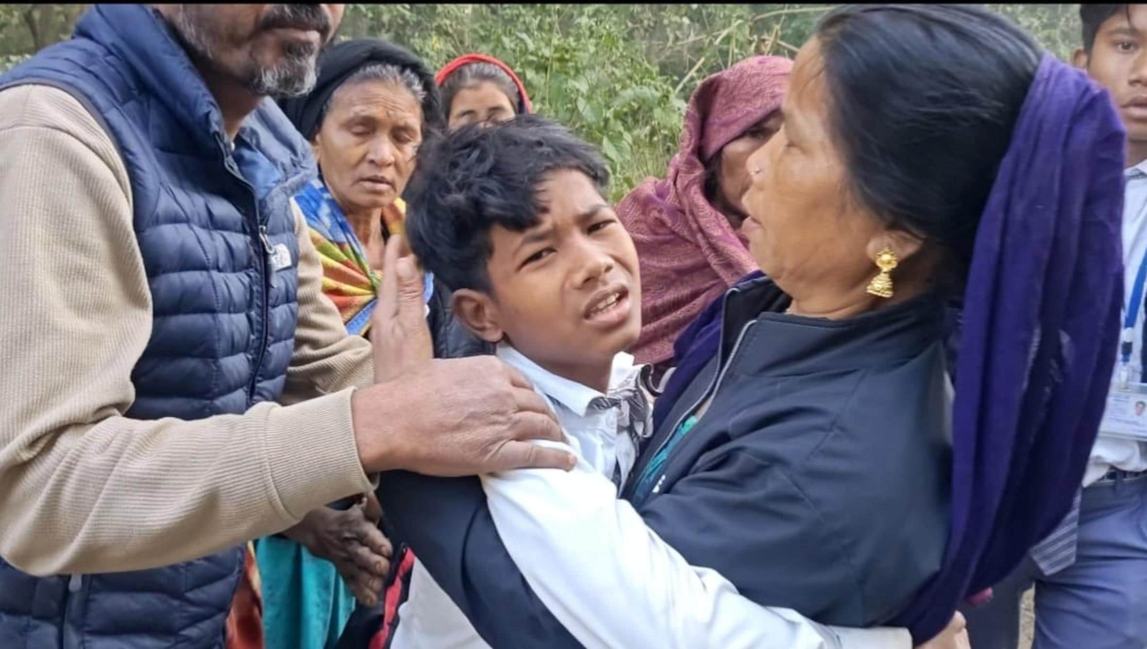 बिछिया में वन बैरियट के पास अनियंत्रित होकर स्कूल वैन पलटने से घायल बच्चा।