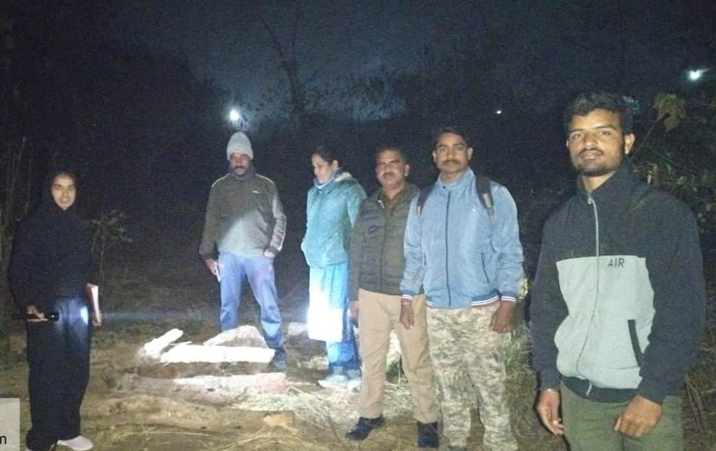 बंगाणा क्षेत्र में रात के समय तैनात वन रक्षकों द्वारा पकड़ी गई लकड़ी।स्रोत विभाग