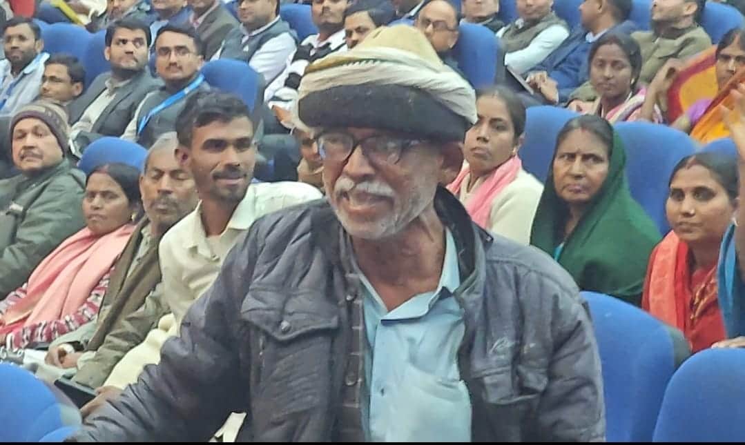 भूमि सुधार जनकल्याण संवाद में पदाधिकारियों व कर्मचारियों का विरोध करते किसान