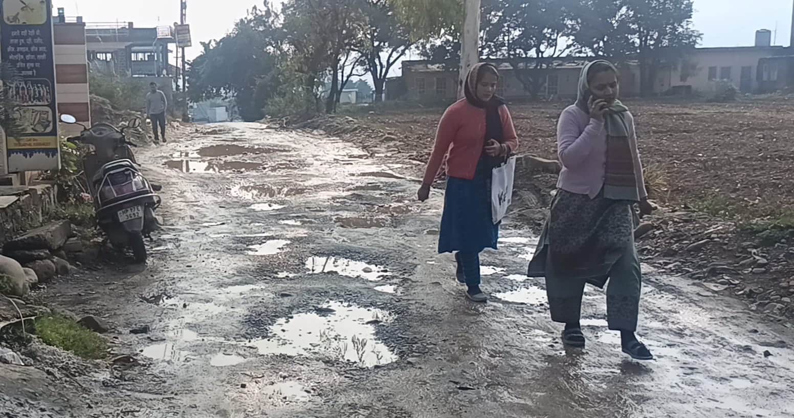 बेहड़ेवाला से कुंजा मंत्रालय संपर्क मार्ग  बदहाल , पैदल चलना भी मुश्किल/ सँवाद