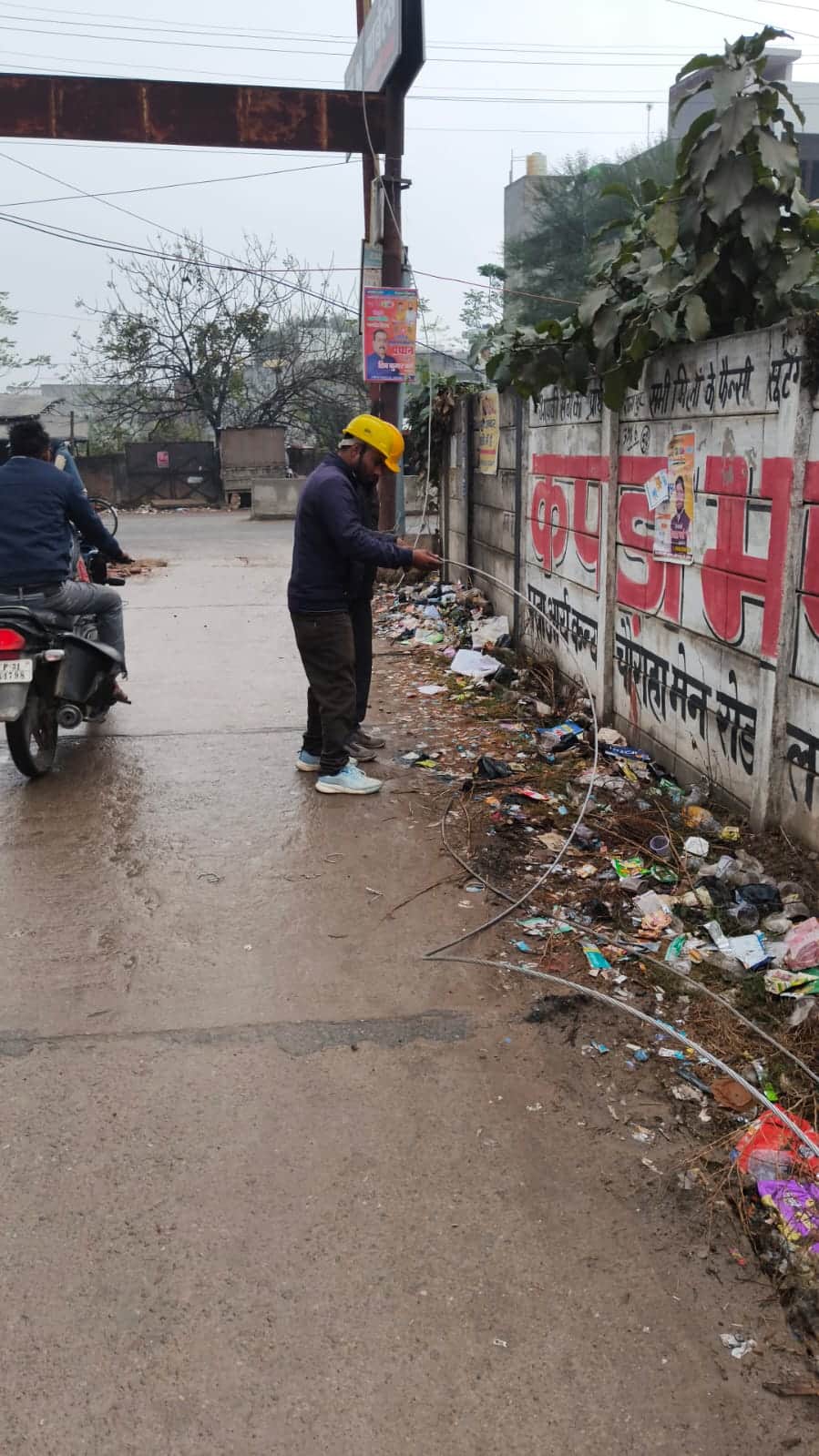 बिजली तार जोड़ते हुए कर्मी। स्रोत कर्मी