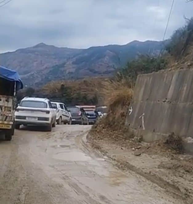 बिजनी-नारला निर्माणाधीन एनएच पर लगा जाम।संवाद