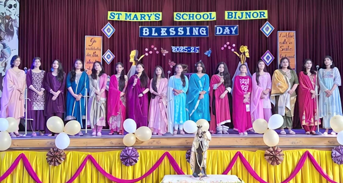 बिजनौर के सेंट मेरी स्कूल में आशीर्वाद दिवस पर अपनी प्रस्तुति देती छात्राएं। स्रोत स्कूल