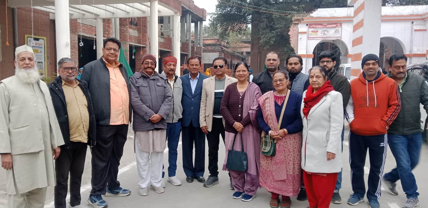 बिजनौर कलक्ट्रेट में डीएम को ज्ञापन देने पहुंचे व्यापारी। संवाद