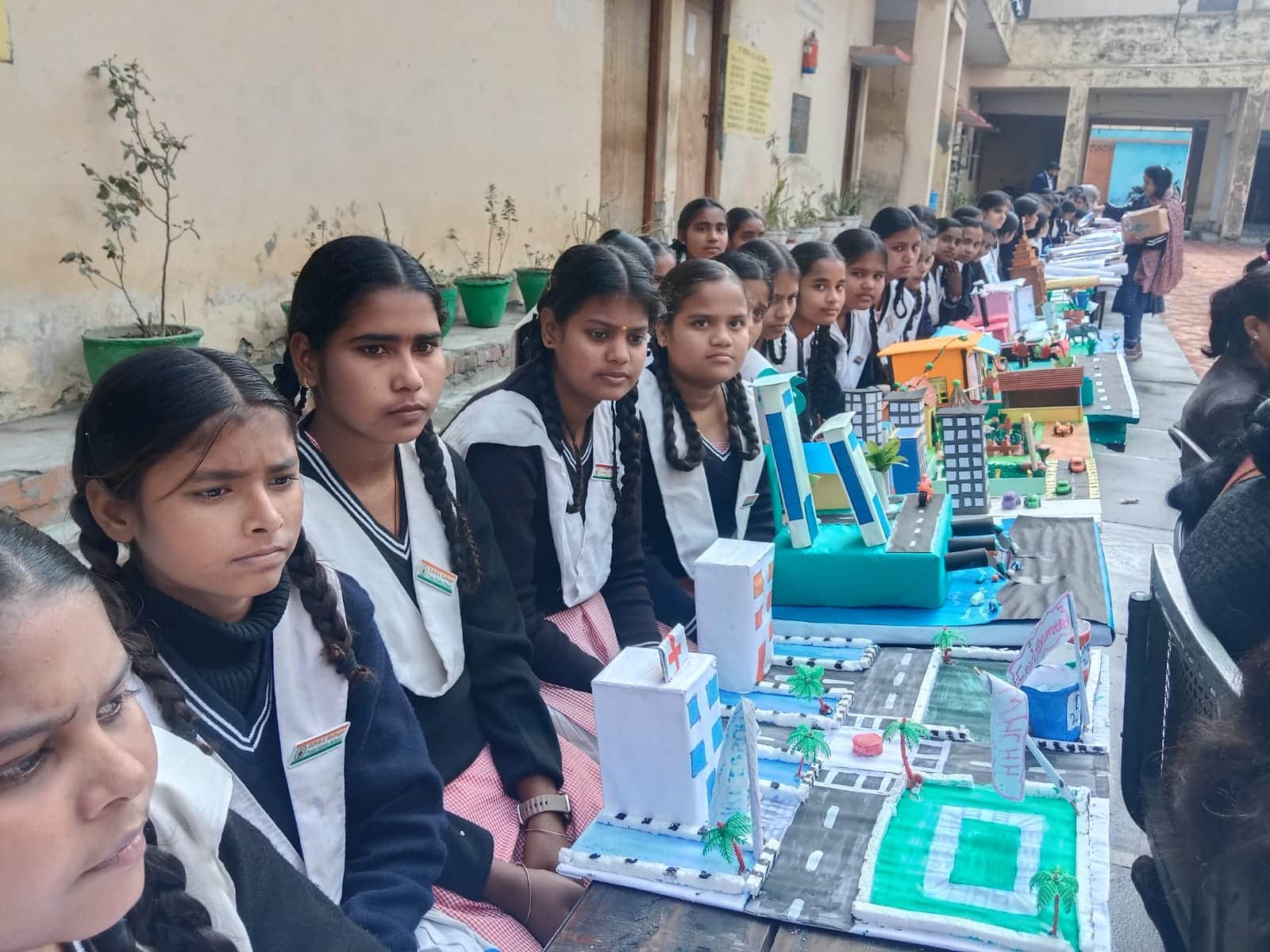 बालिका इंटर कालेज के कार्यक्रम में माडल दिखातीं छात्राएं। संवाद