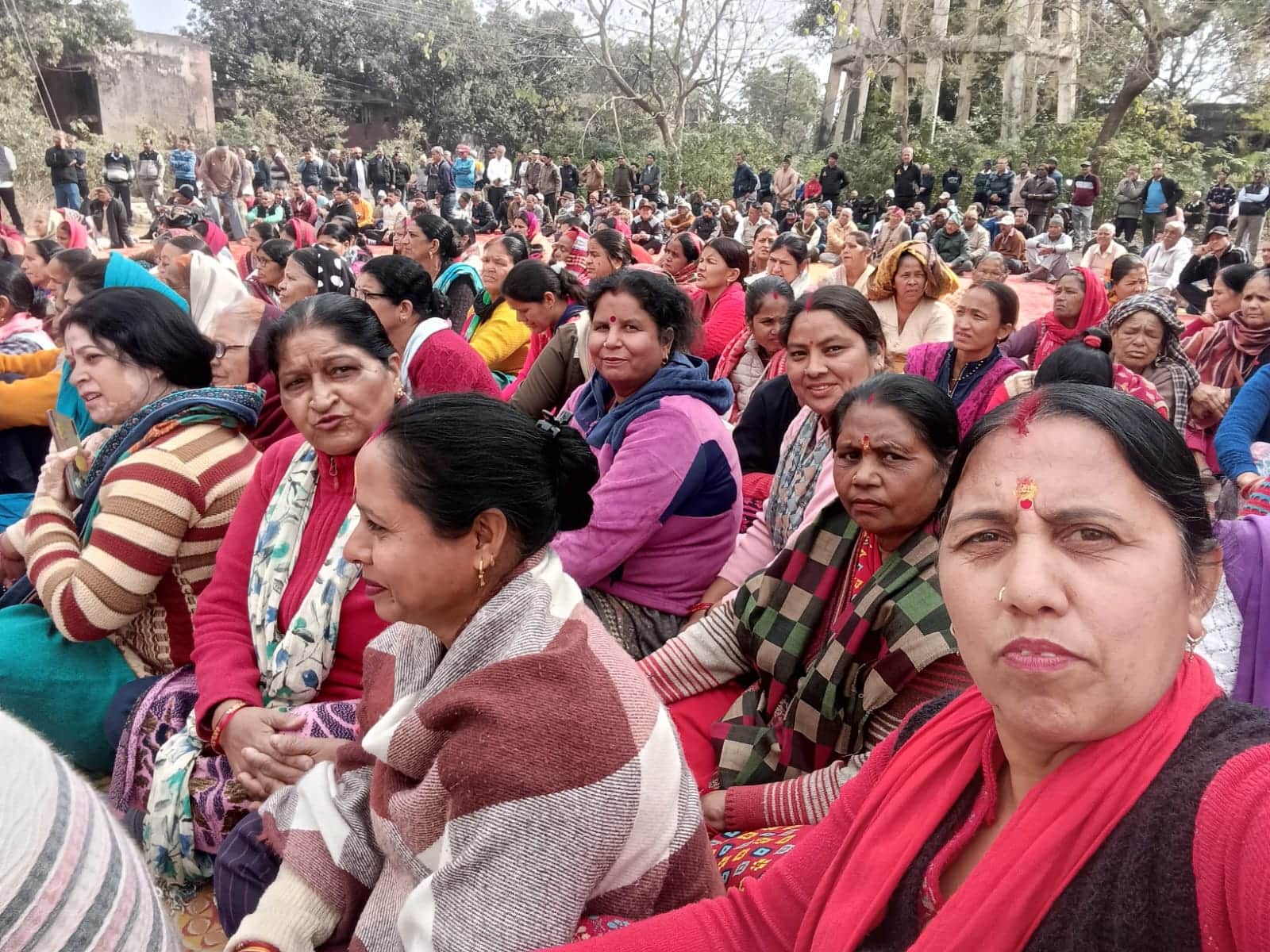 बापूग्राम में उमड़ी स्थानीय लोगों की भीड़। स्रोत जागरूक पाठक।