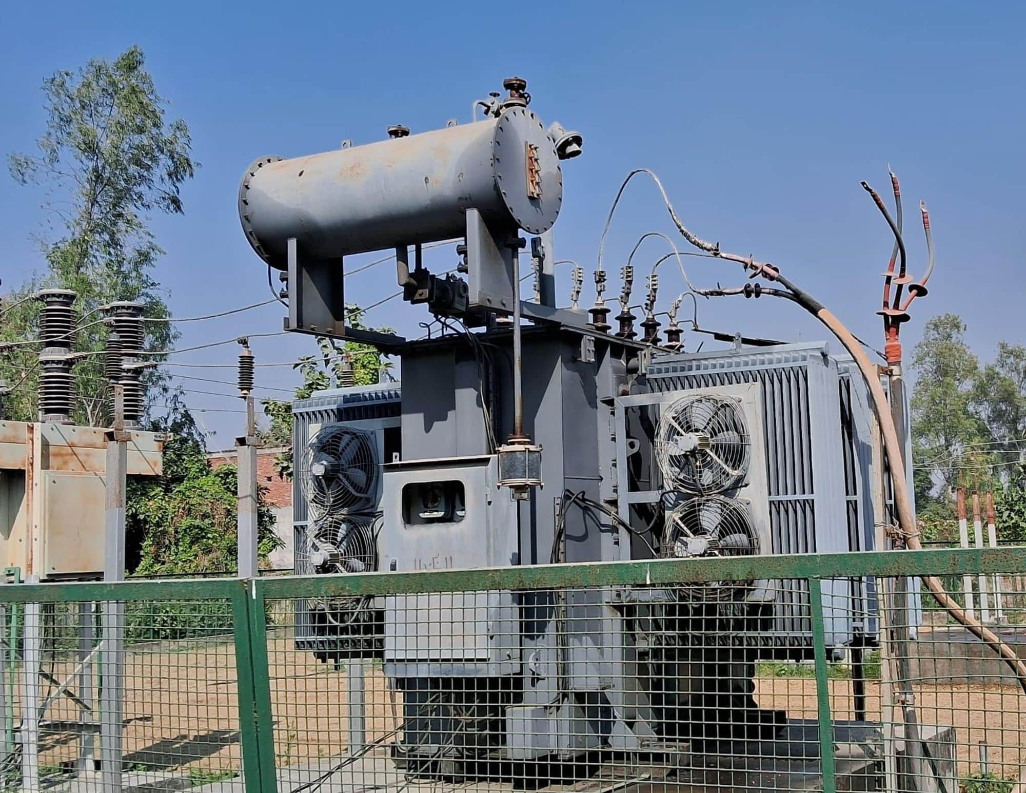 बरवा बैरमपुर उपकेंद्र में लगा ट्रांसफार्मर। 